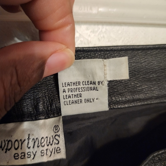 Vintage Newport News Black Leather Pants Size 12 Petite (Spot At Bottom) - Picture 5 of 16